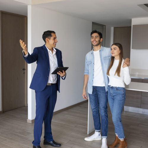 full-shot-couple-talking-real-estate-agent